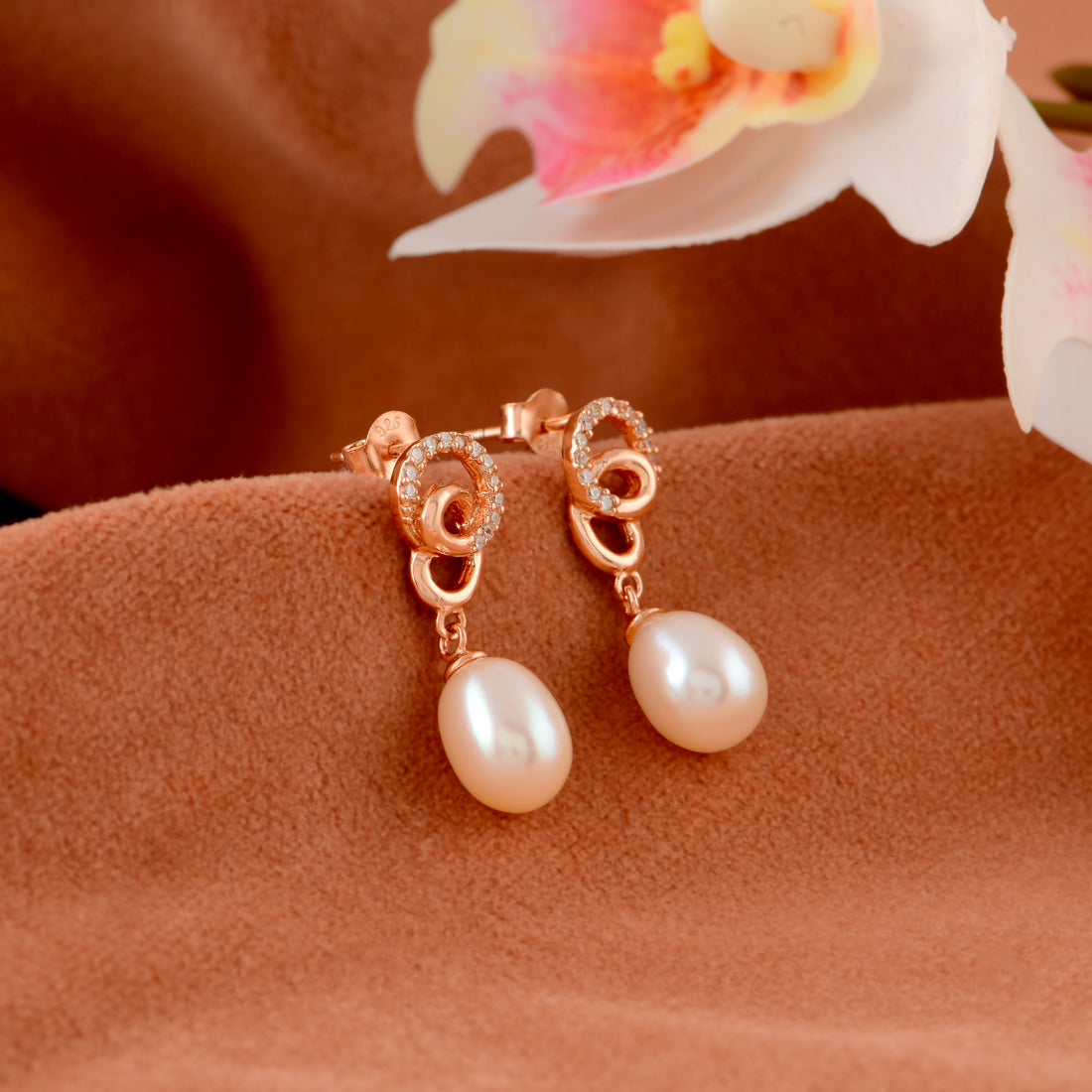 Rope knot gold earrings with pearls