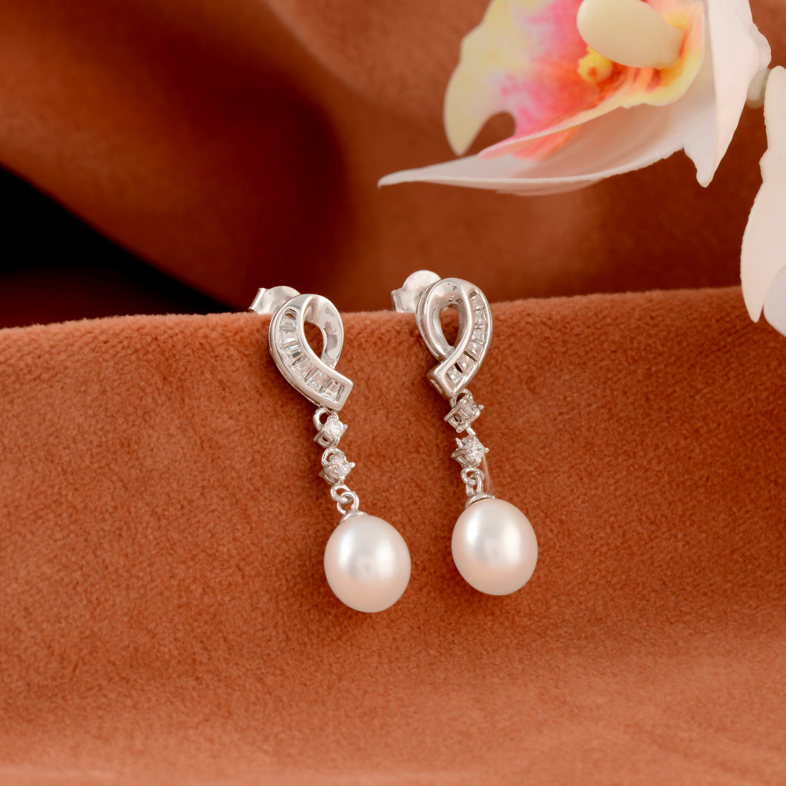 Silver S-shaped stud with freshwater pearl