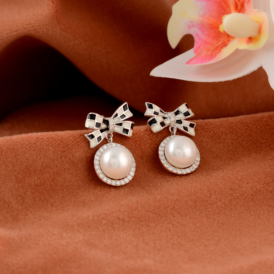 Pearl earrings with bow shape