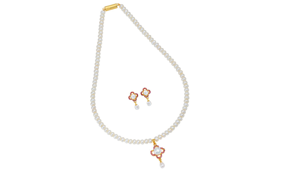 Going for that choker look? Check out these short pearl necklaces