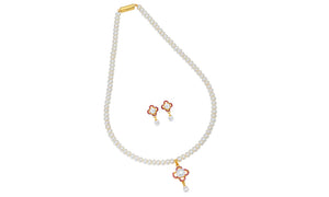 Going for that choker look? Check out these short pearl necklaces