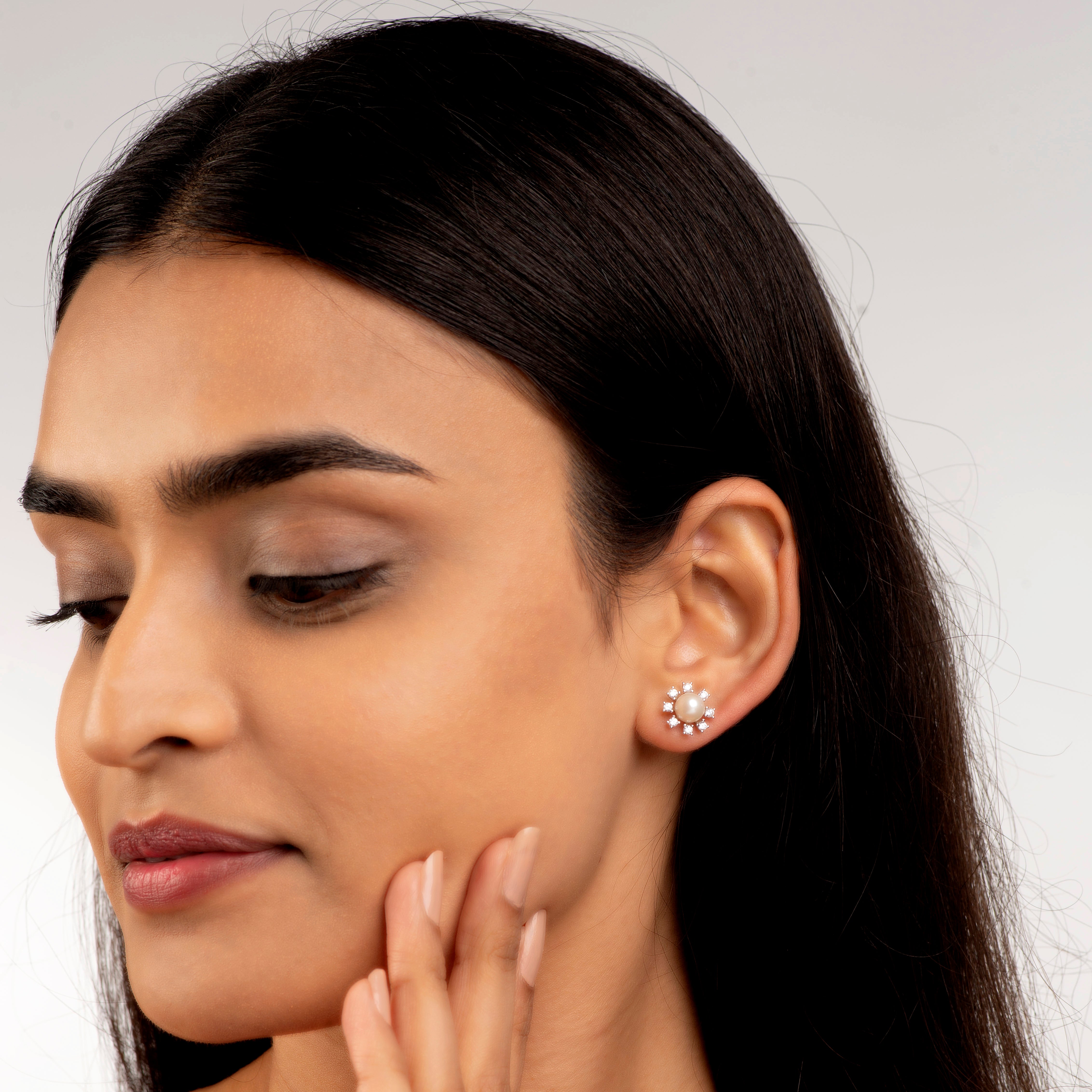 Pearl Solis (Pearl Stud Earrings)