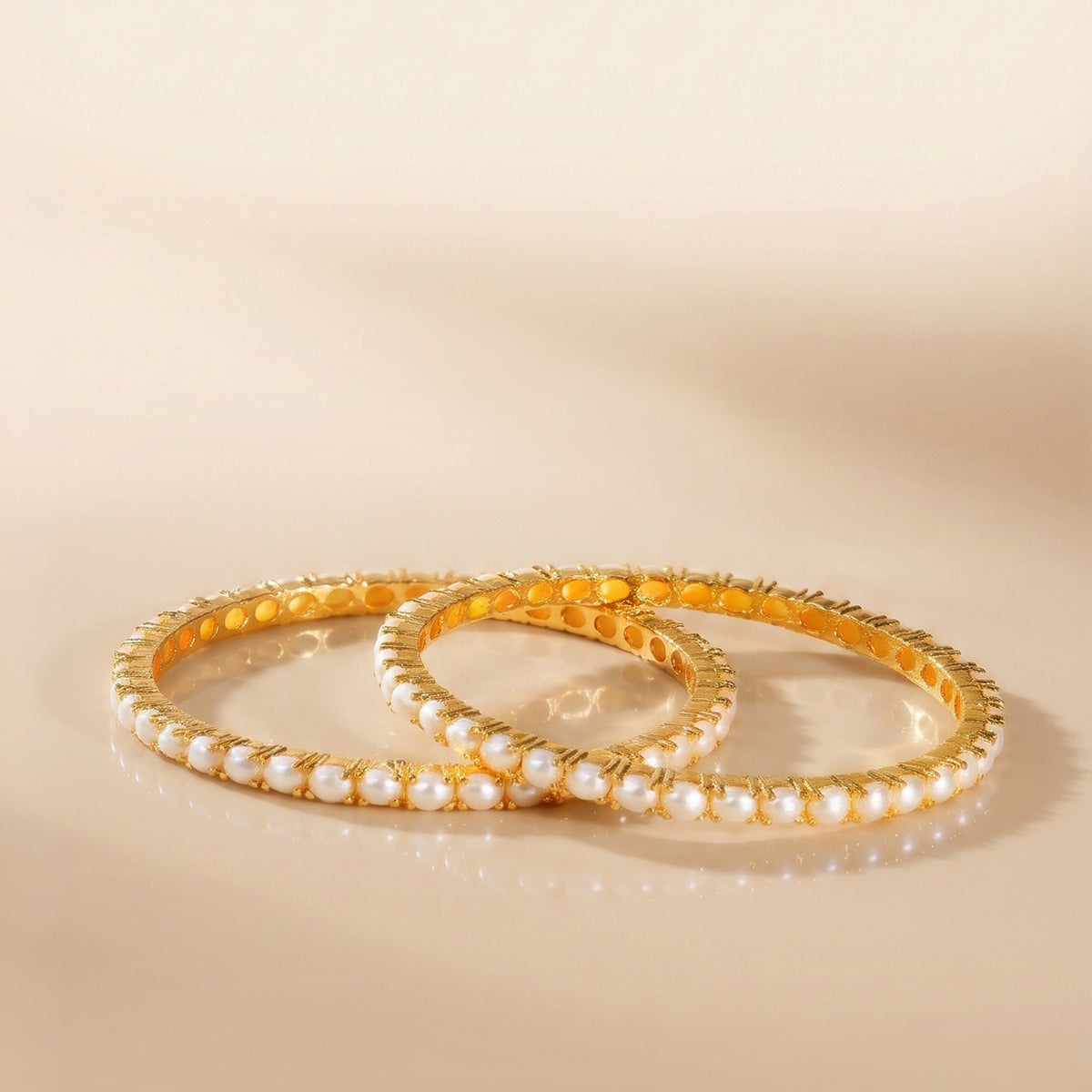 Round pearl bangle