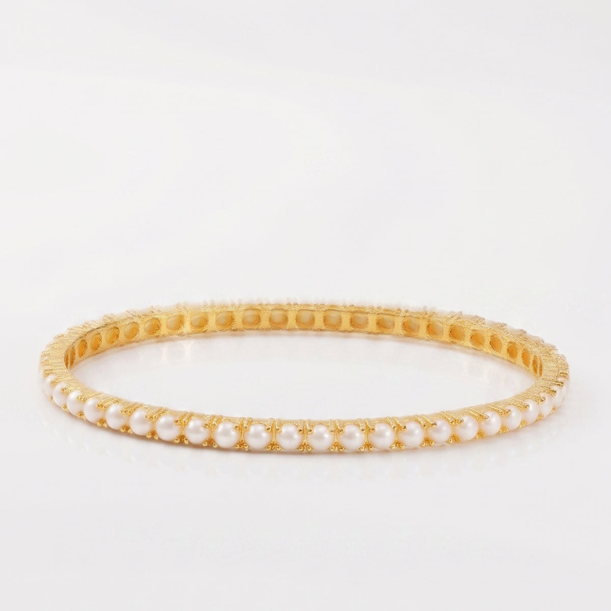Round pearl bangle