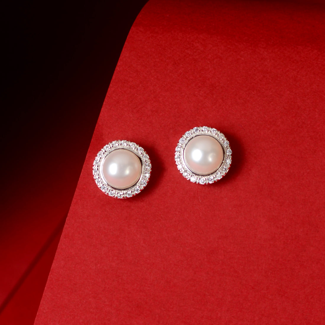 Pearl Emblem (Pearl Stud Earrings)