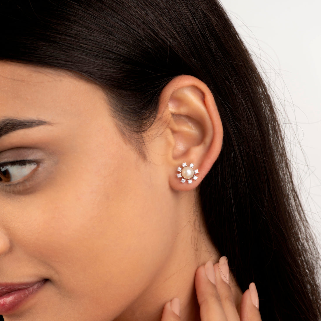 Pearl Solis (Pearl Stud Earrings)