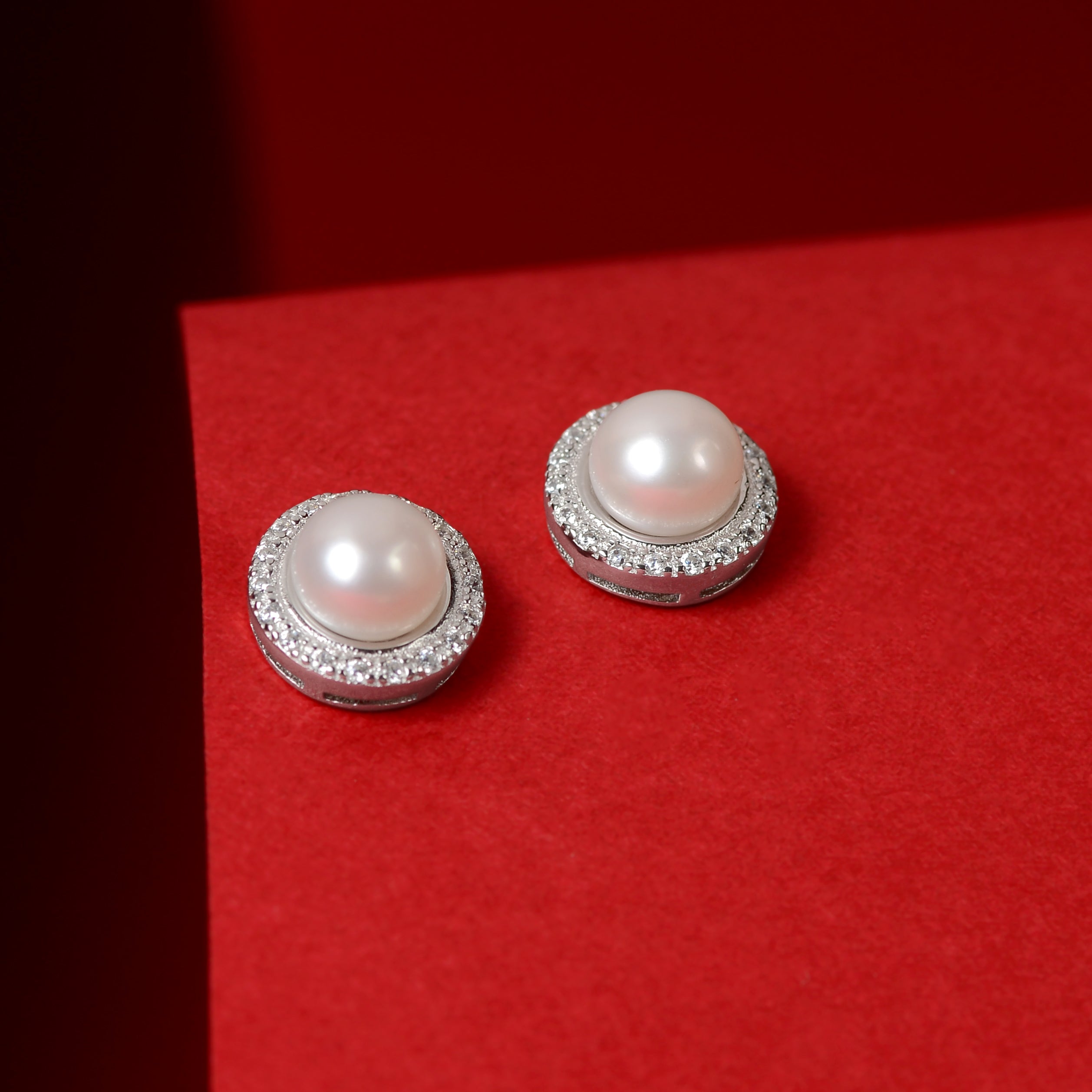 Pearl Emblem (Pearl Stud Earrings)