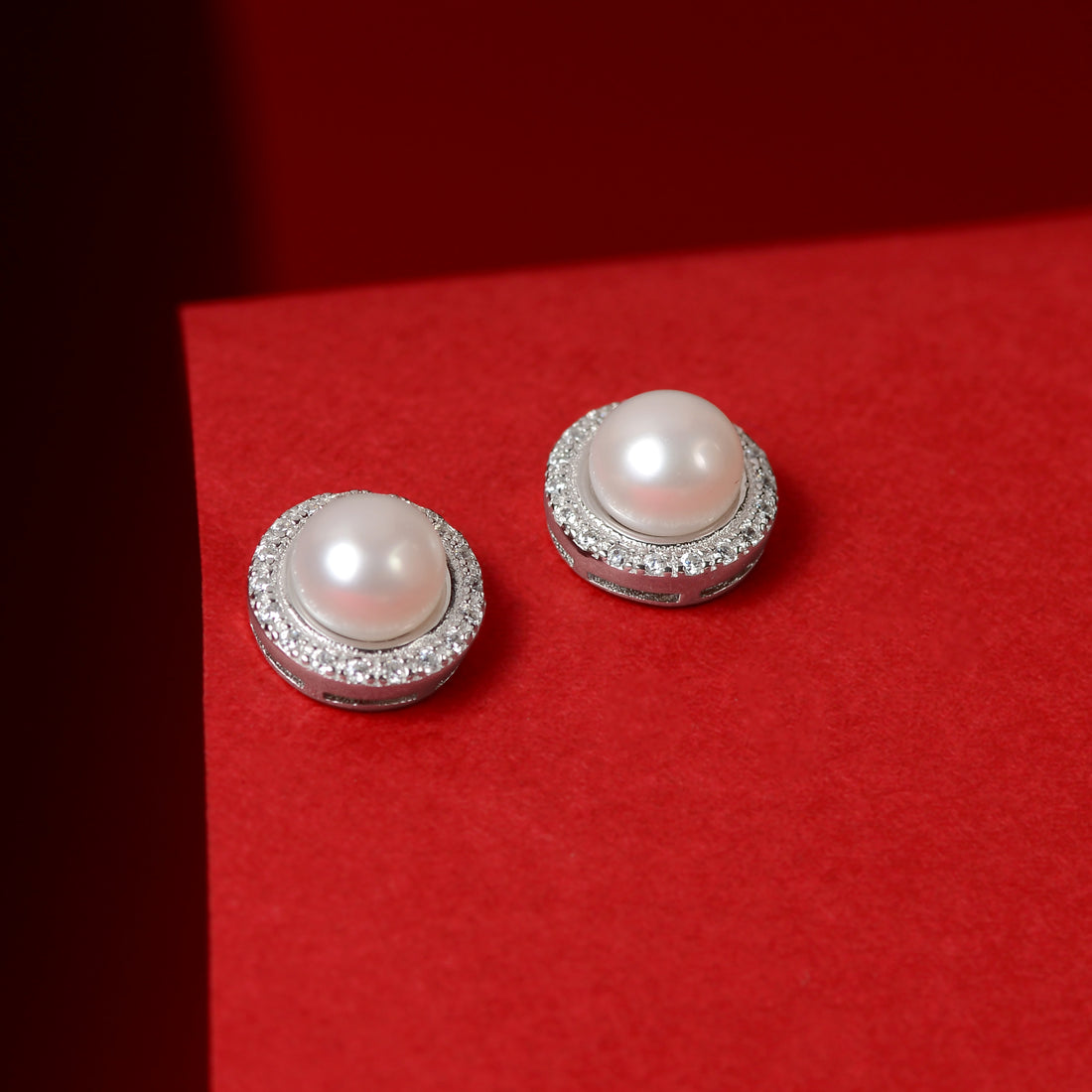 Pearl Emblem (Pearl Stud Earrings)