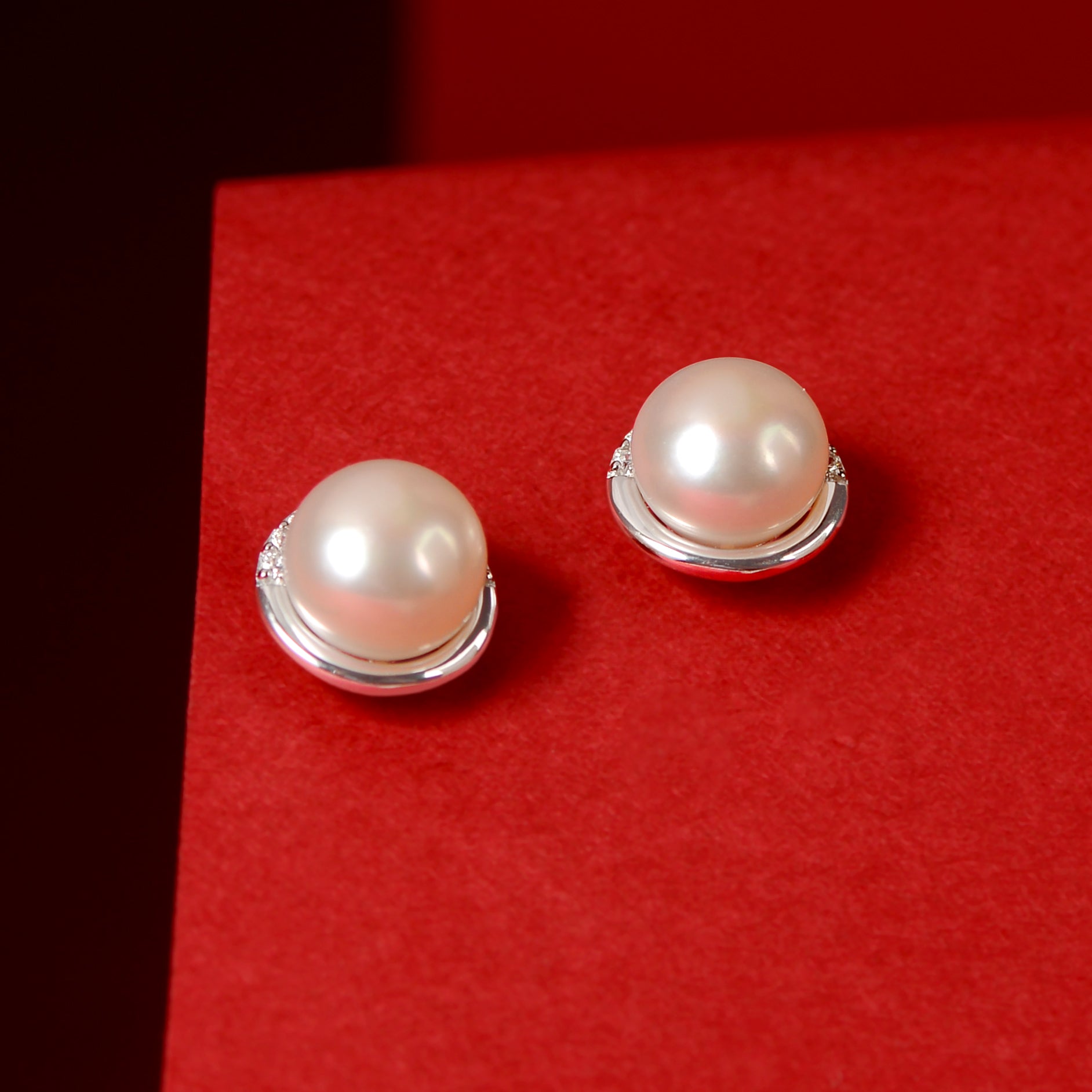 Pearl Arc (Pearl Stud Earrings)