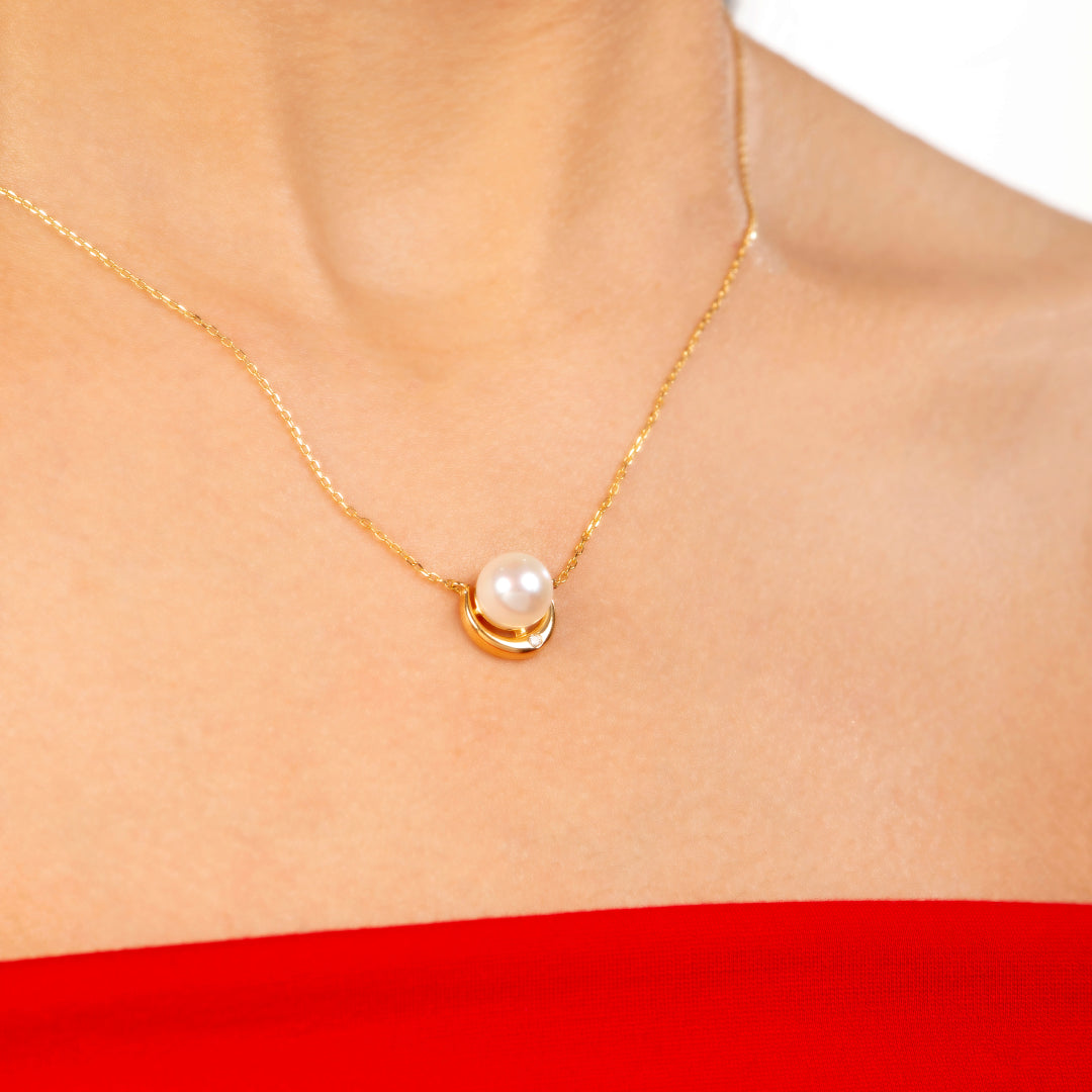 Luna Embrace  (Pearl Pendant Necklace)
