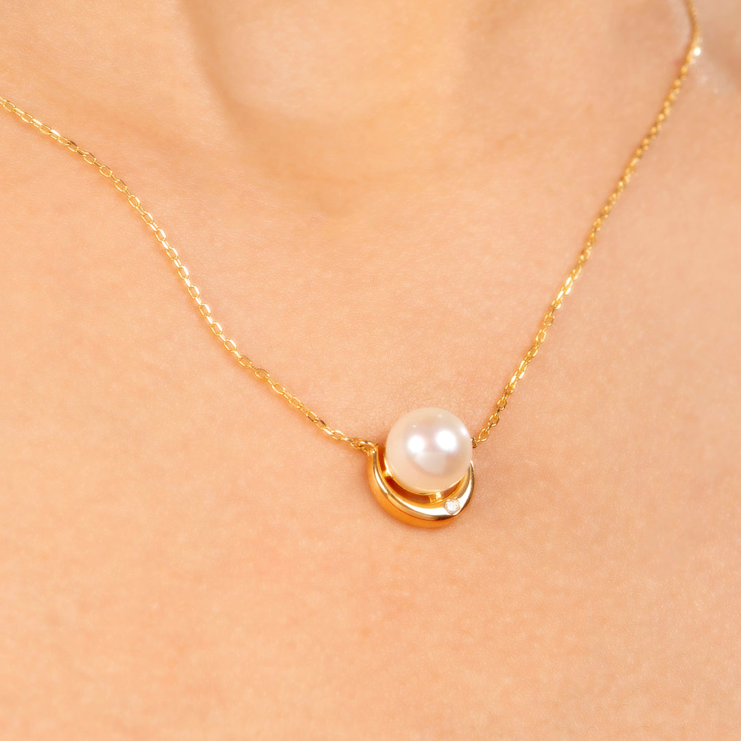 Luna Embrace  (Pearl Pendant Necklace)