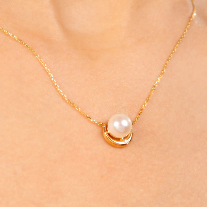 Luna Embrace  (Pearl Pendant Necklace)