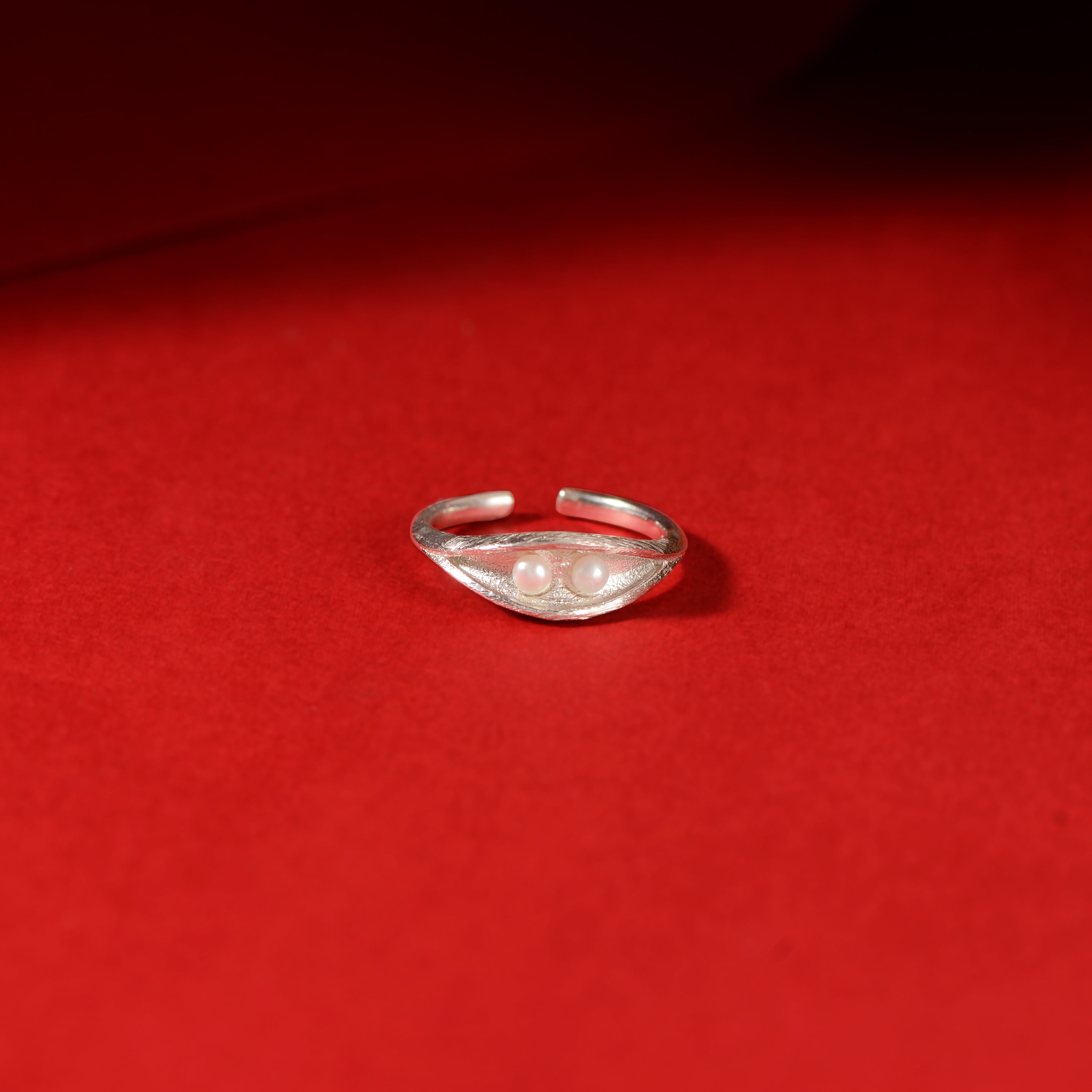 Twin Curve (Open Pearl Ring)