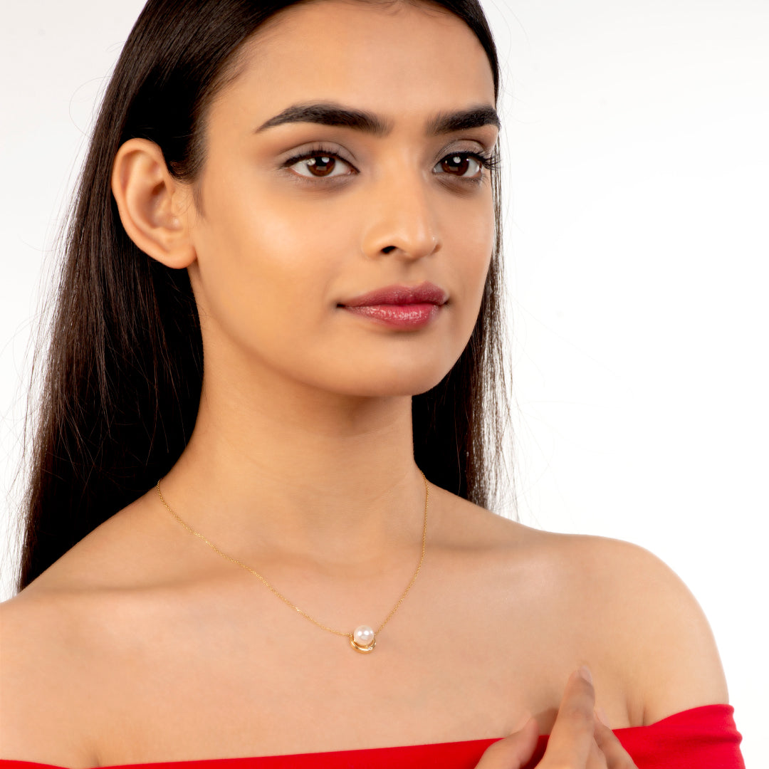 Luna Embrace  (Pearl Pendant Necklace)