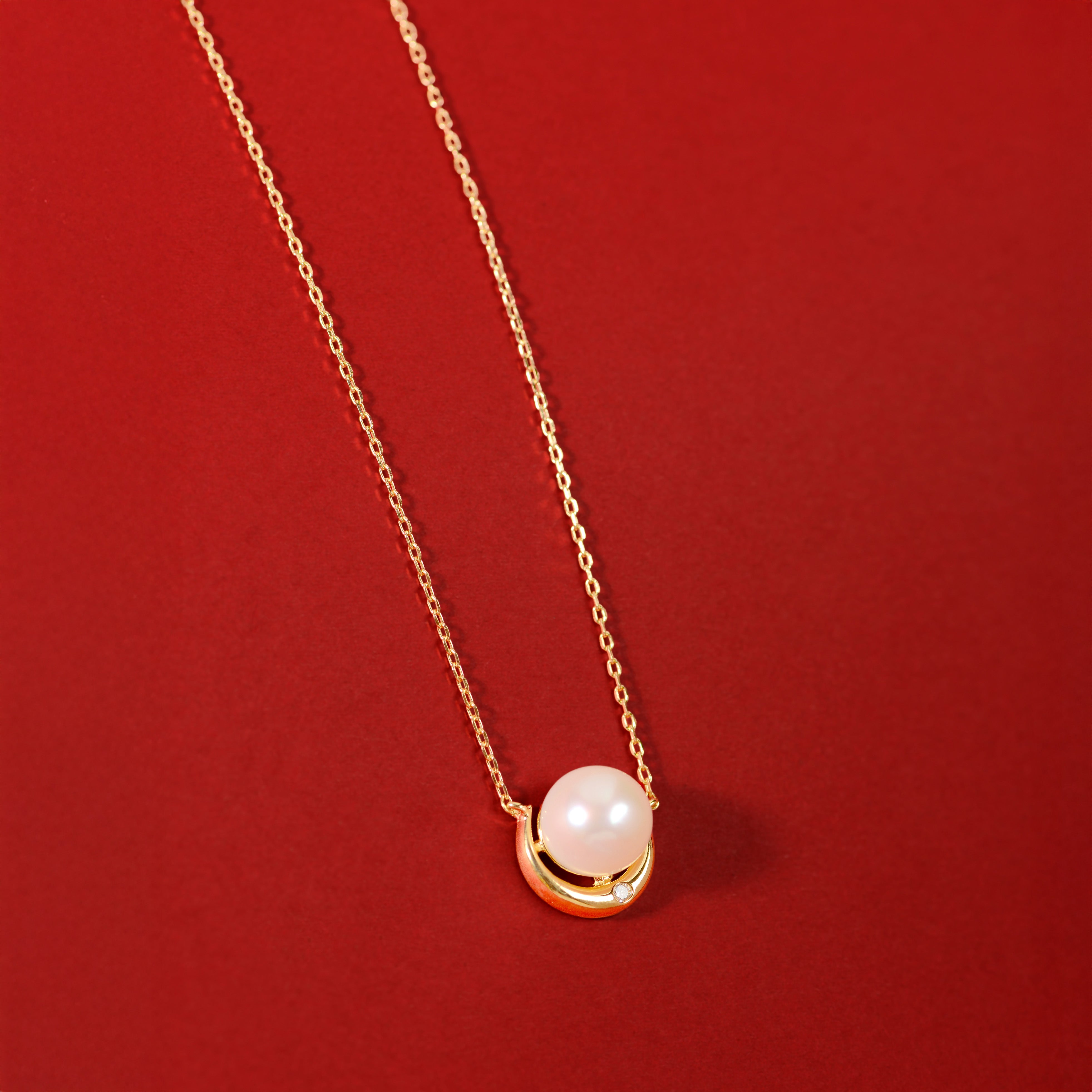 Luna Embrace  (Pearl Pendant Necklace)