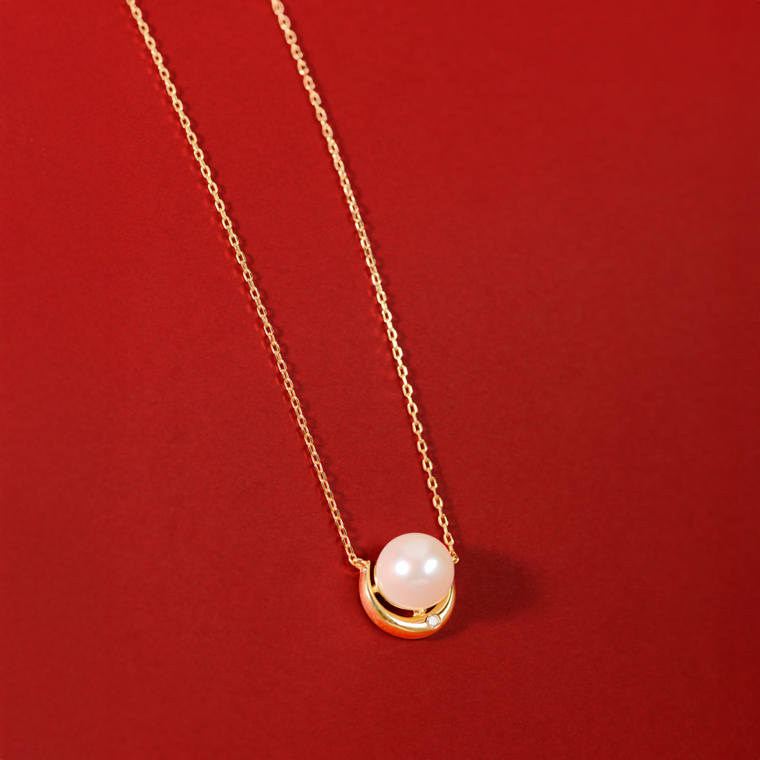 Luna Embrace  (Pearl Pendant Necklace)