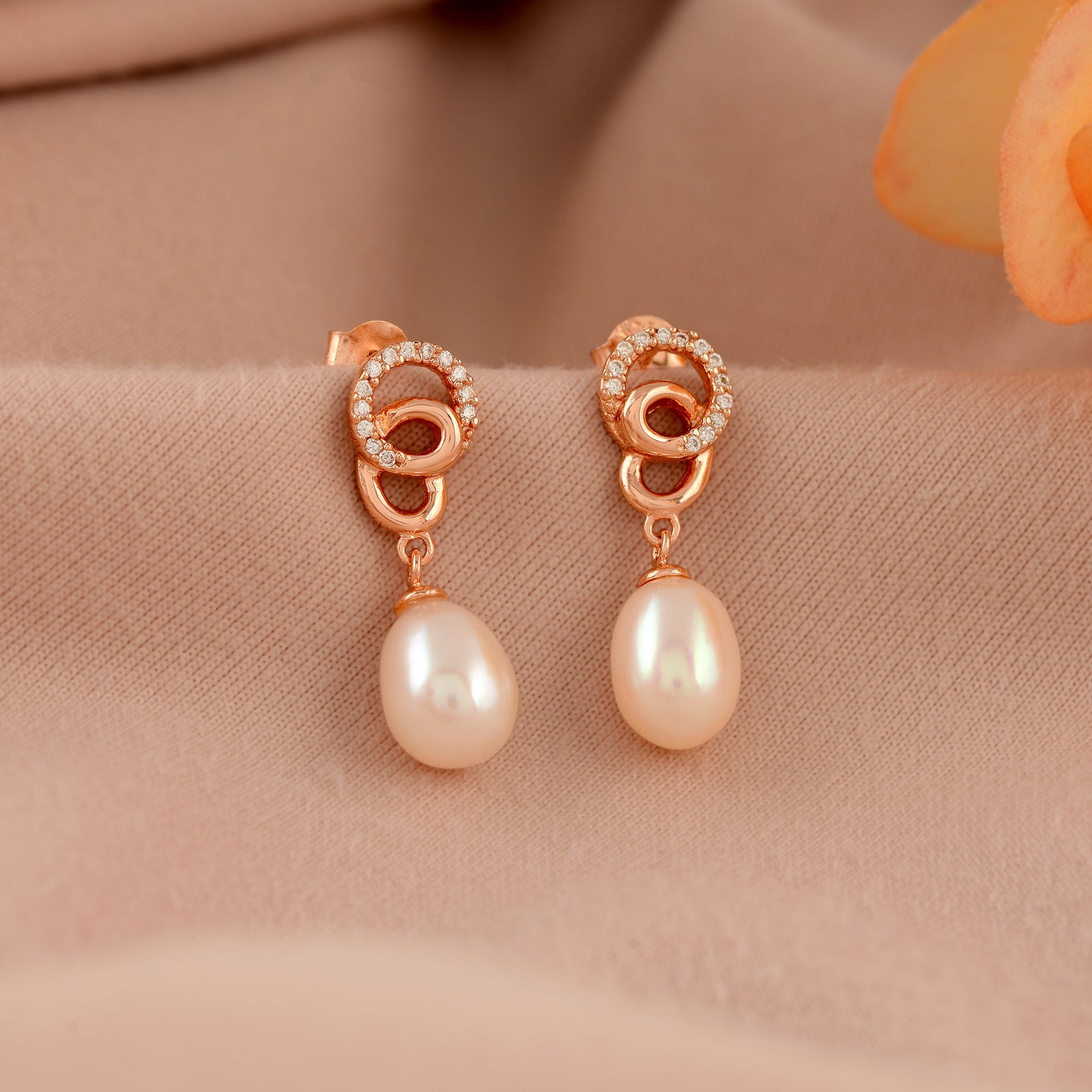 Rope knot gold earrings with pearls