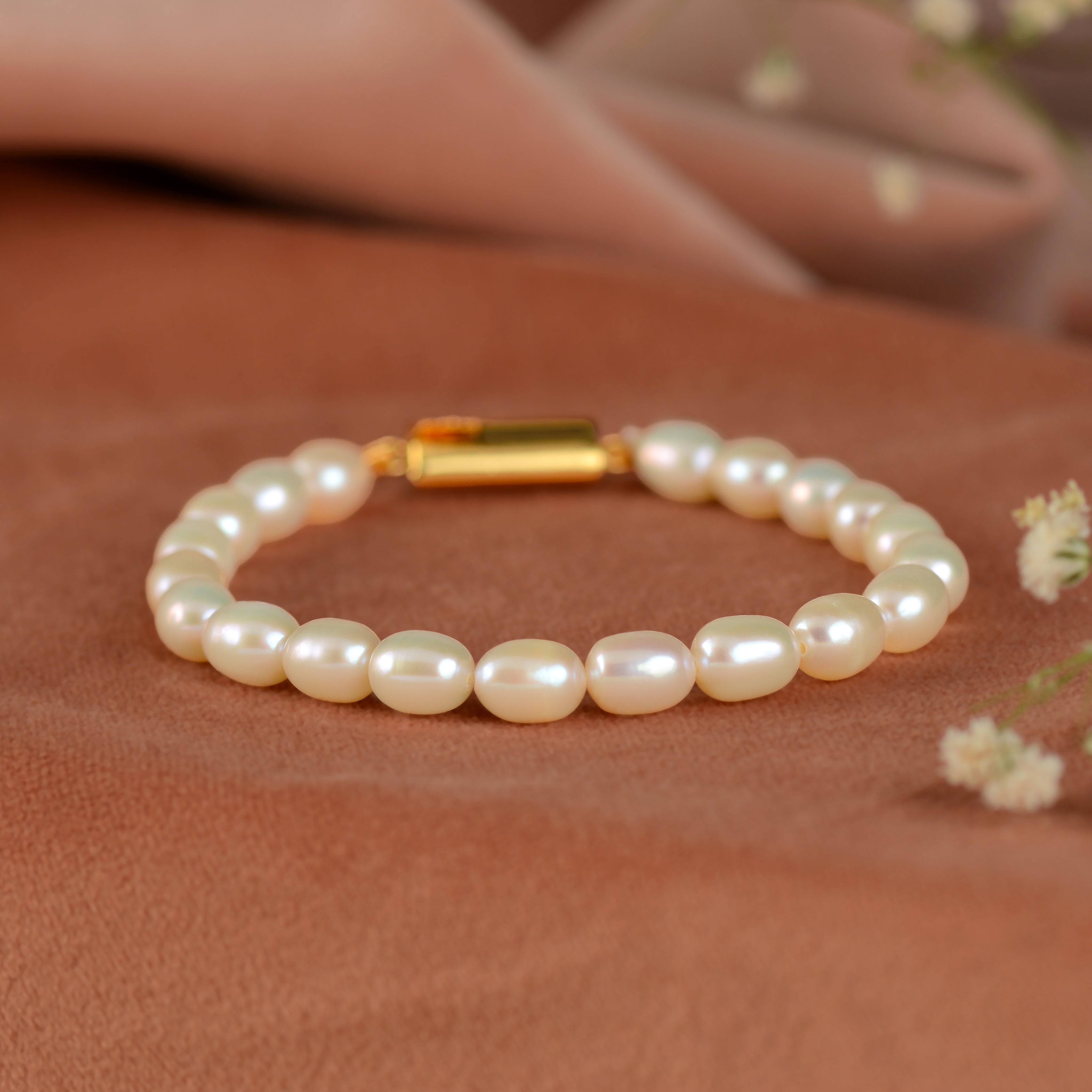 Pearl Bracelet with Gold Polished Clip in Silver Splendor