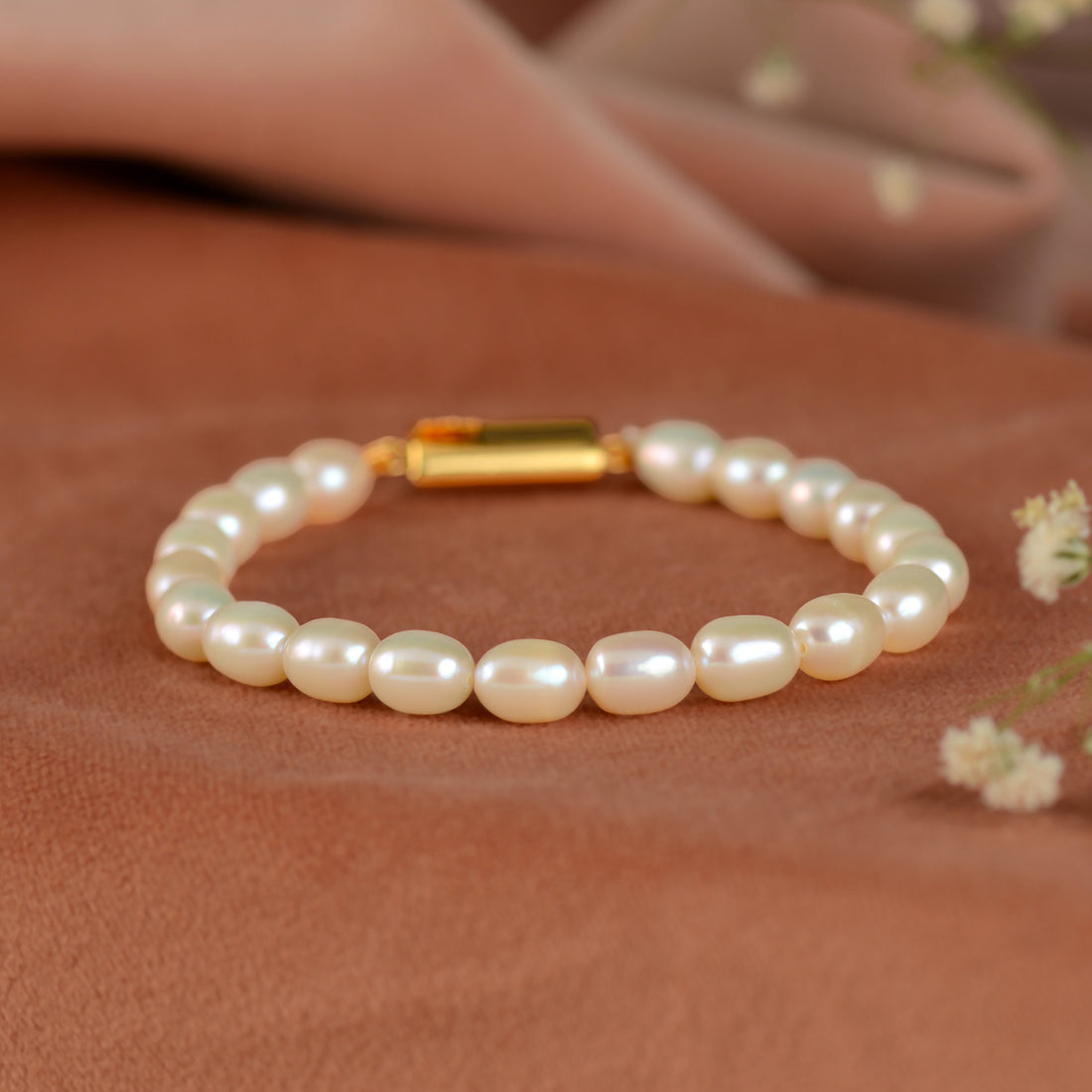 Pearl Bracelet with Gold Polished Clip in Silver Splendor