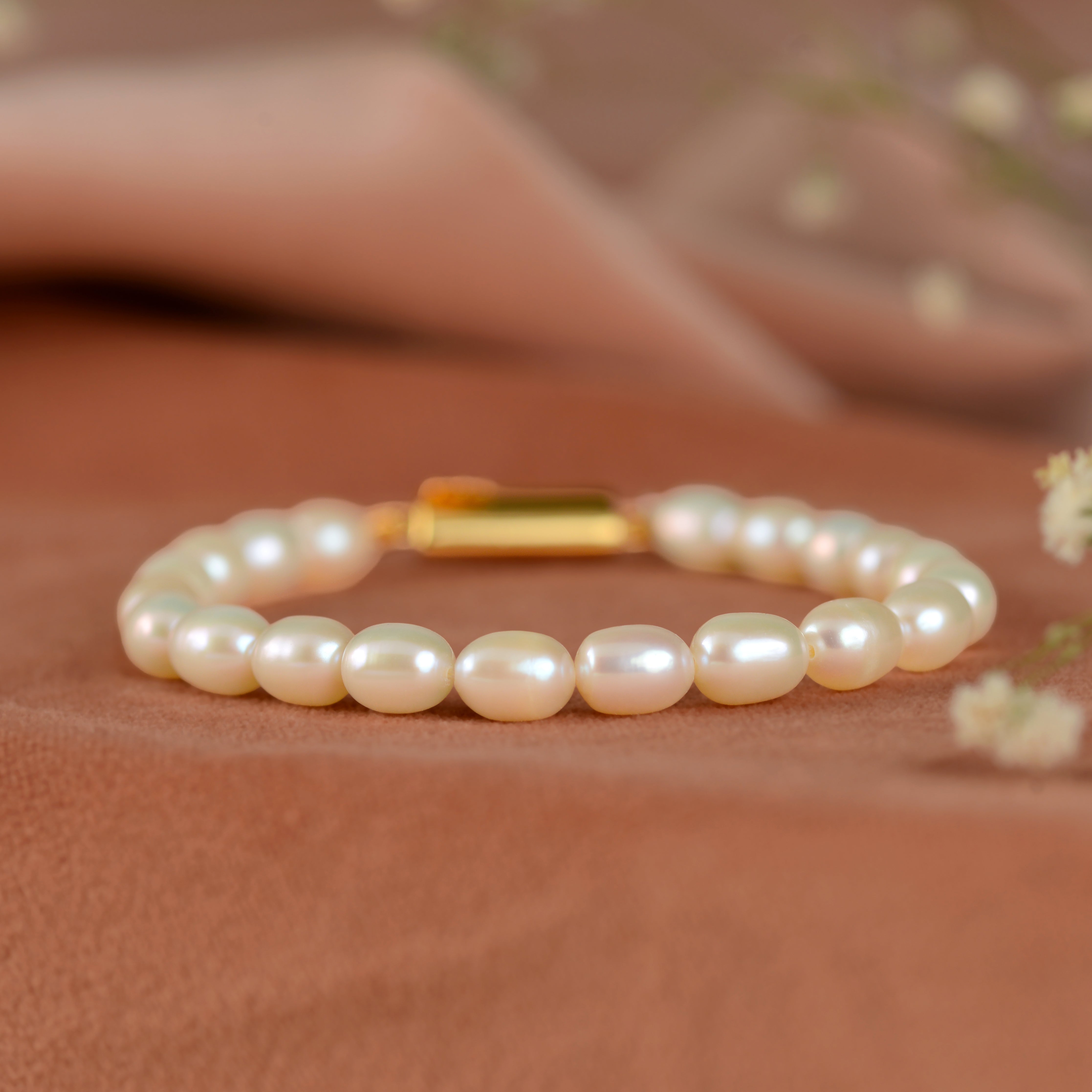 Pearl Bracelet with Gold Polished Clip in Silver Splendor