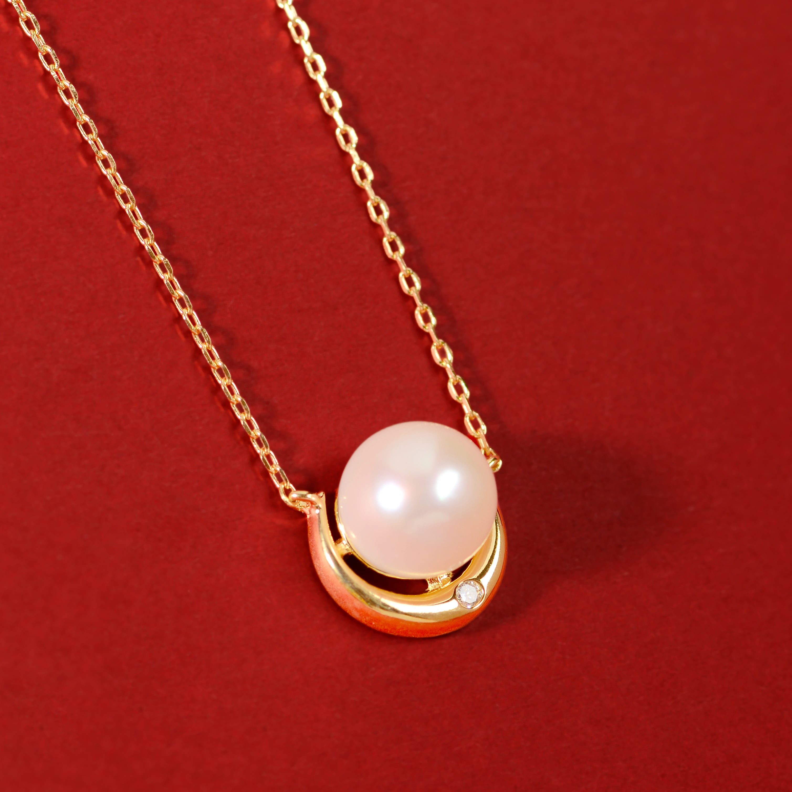 Luna Embrace  (Pearl Pendant Necklace)