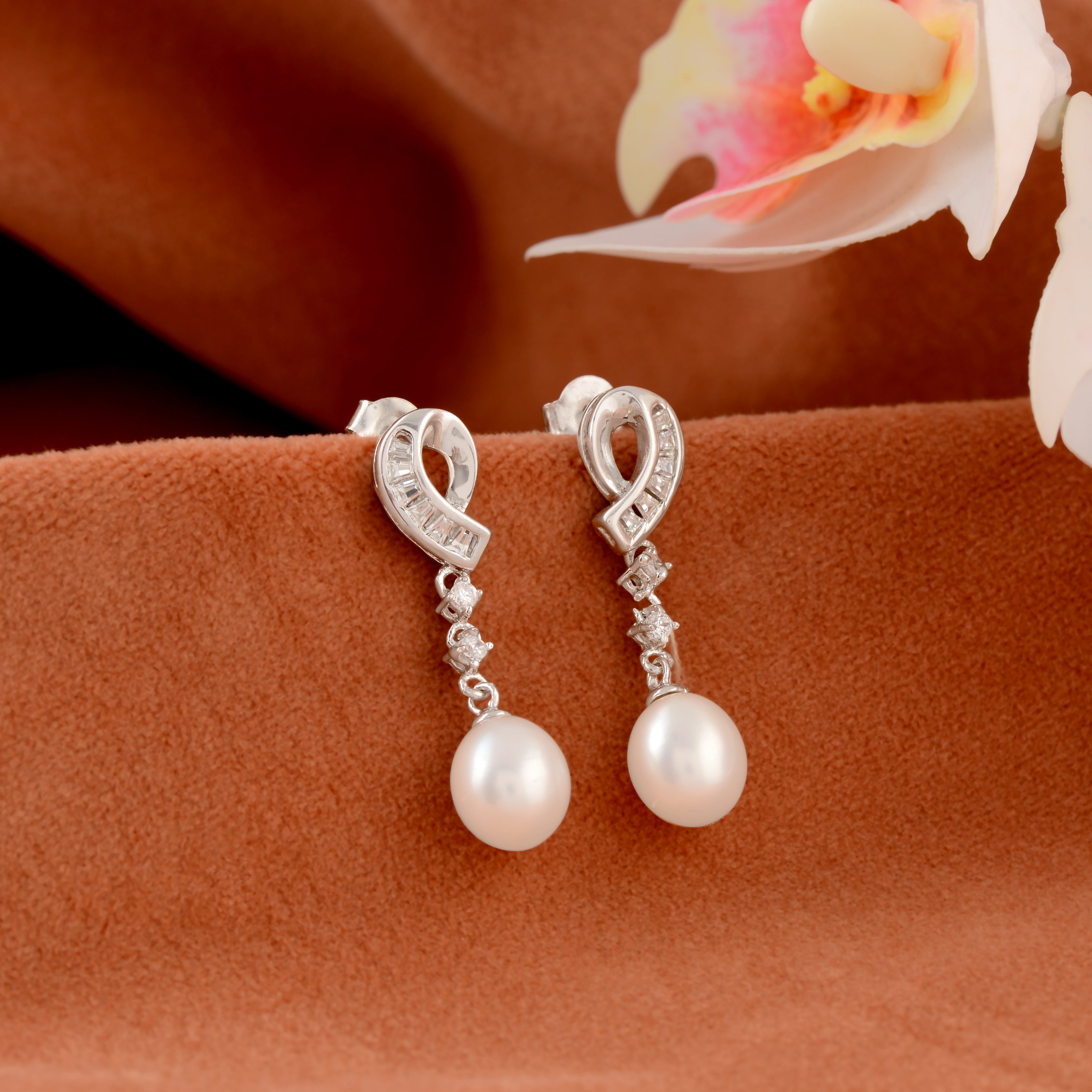 Silver S-shaped stud with freshwater pearl