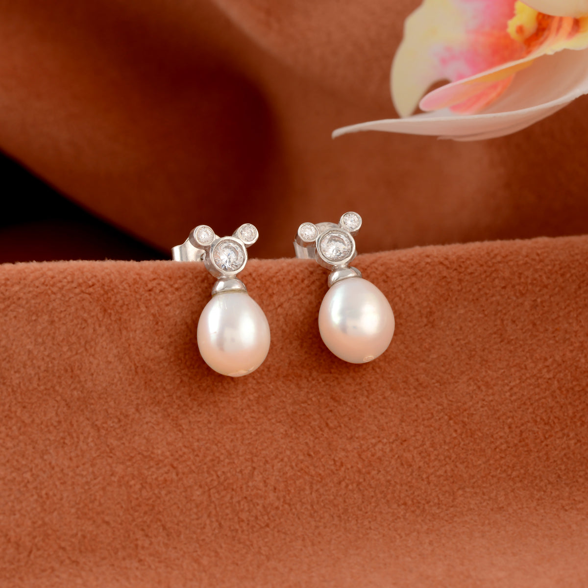 Classic Pretty White Pearl Stud Earring