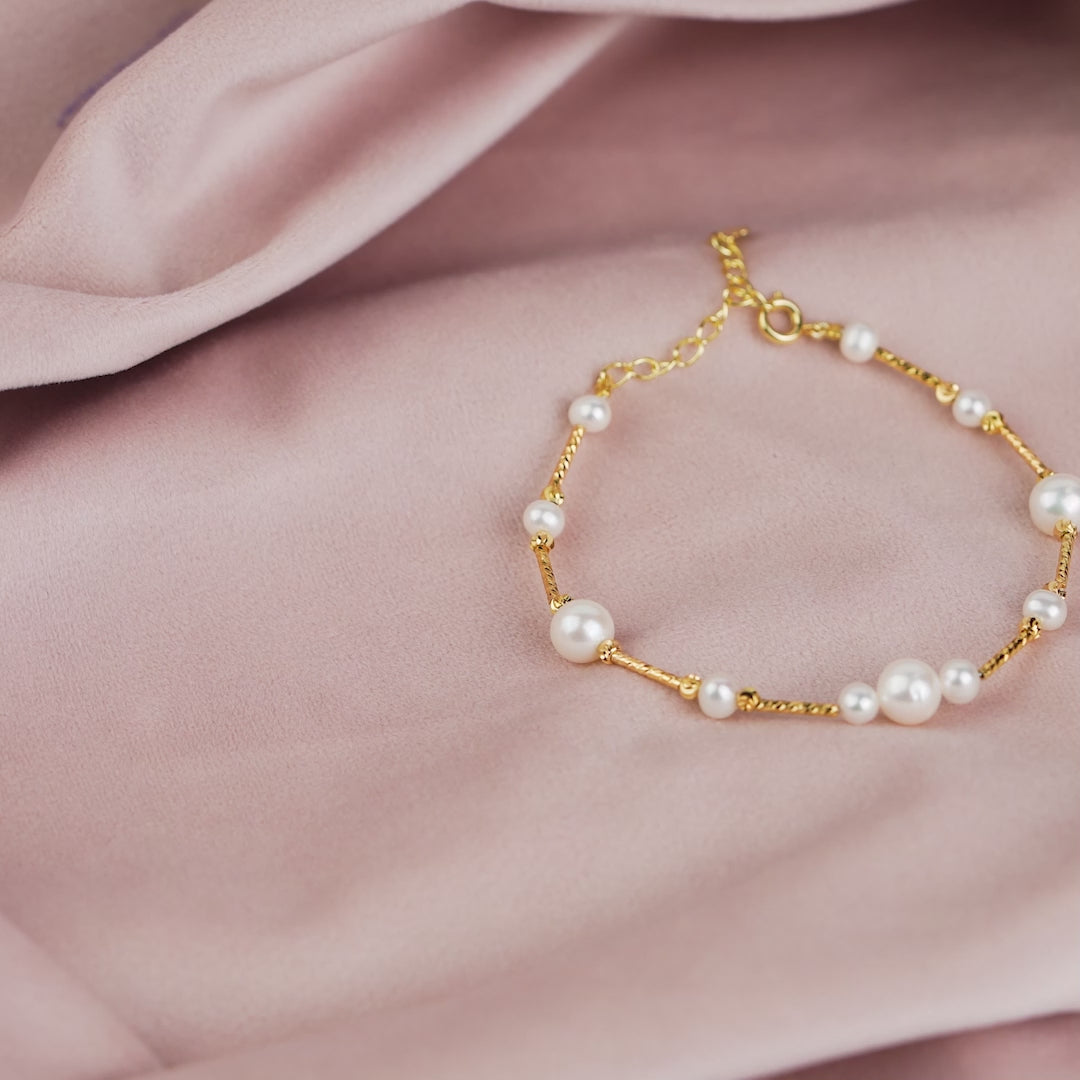 A Bracelet of Pure Radiance White Freshwater Pearls