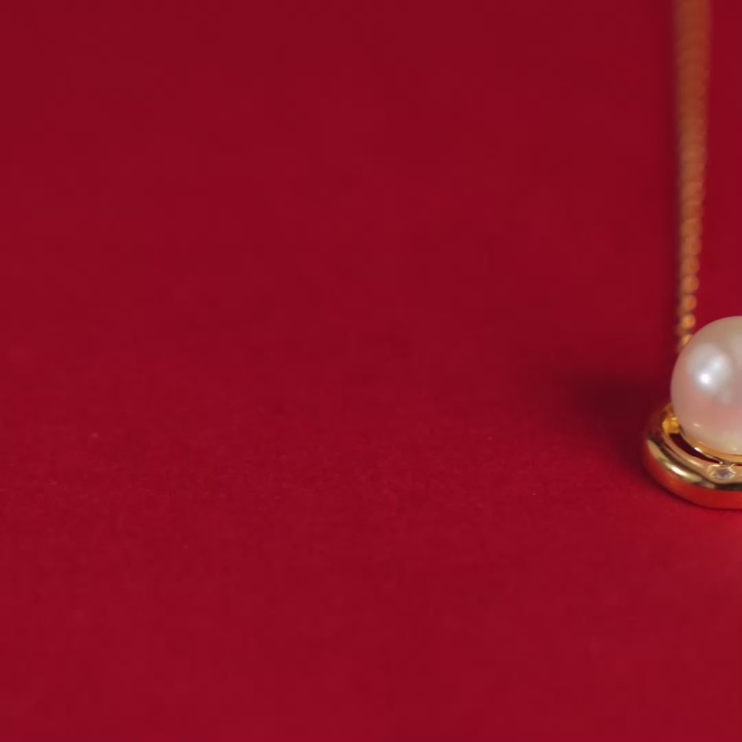 Luna Embrace  (Pearl Pendant Necklace)