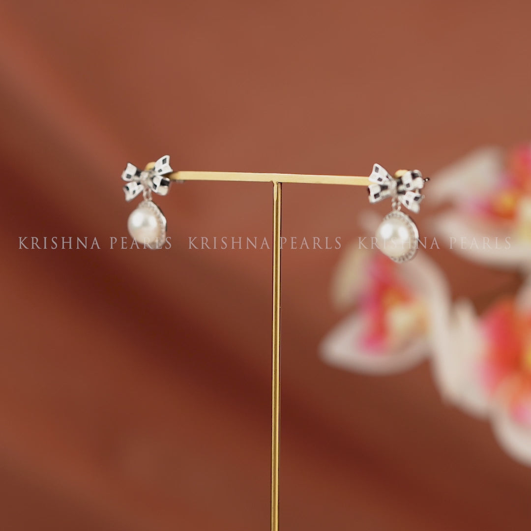 Pearl earrings with bow shape