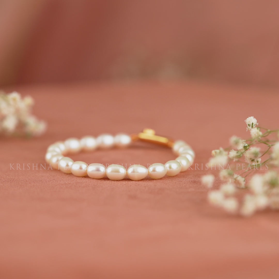 Pearl Bracelet with Gold Polished Clip in Silver Splendor