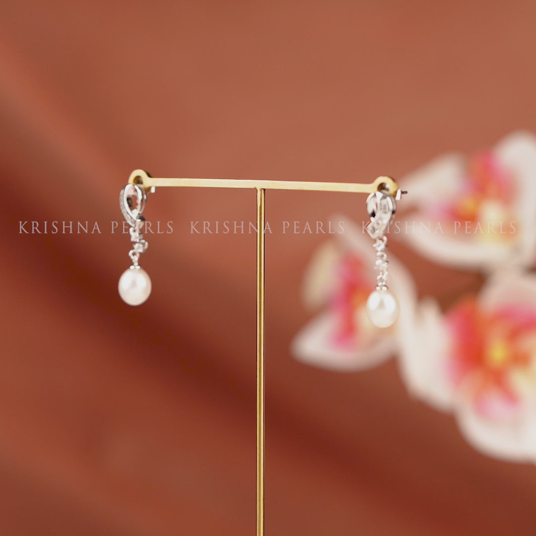 Silver S-shaped stud with freshwater pearl