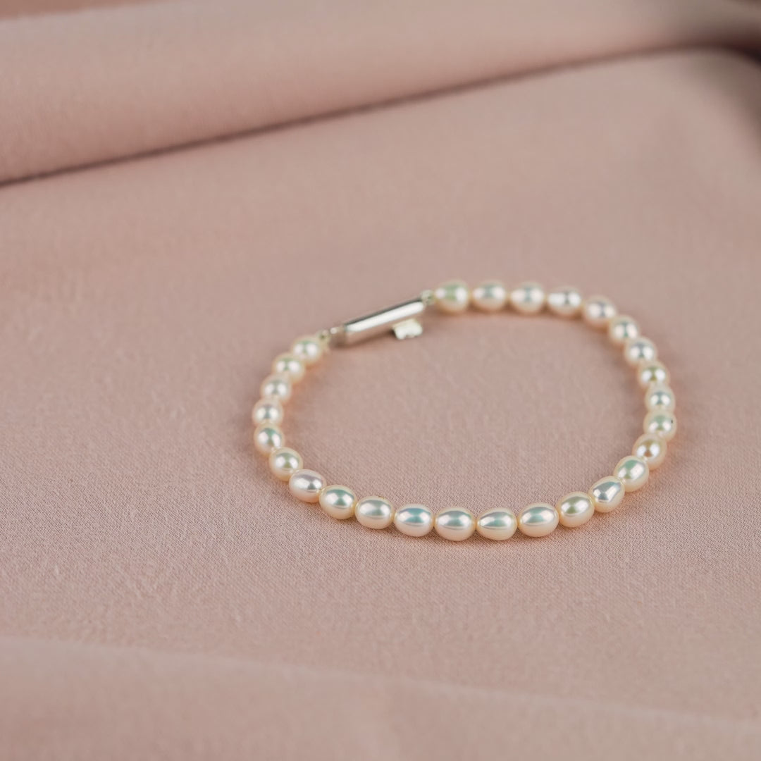 White freshwater pearl bracelet with a silver clasp