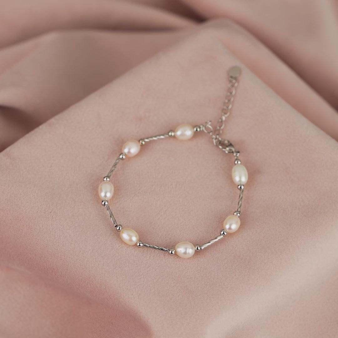 Single strand pearl bracelet