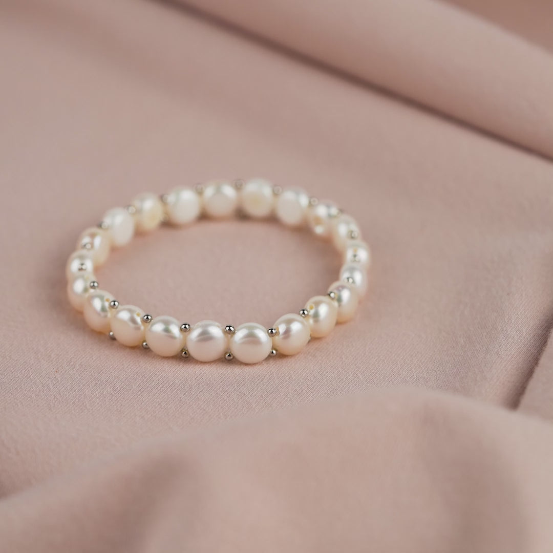 Freshwater Pearl button bracelet that shines