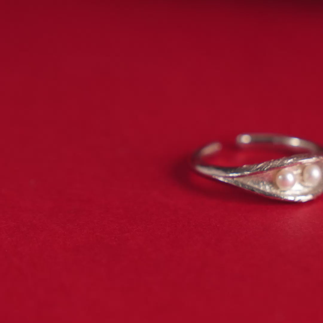 Twin Curve (Open Pearl Ring)