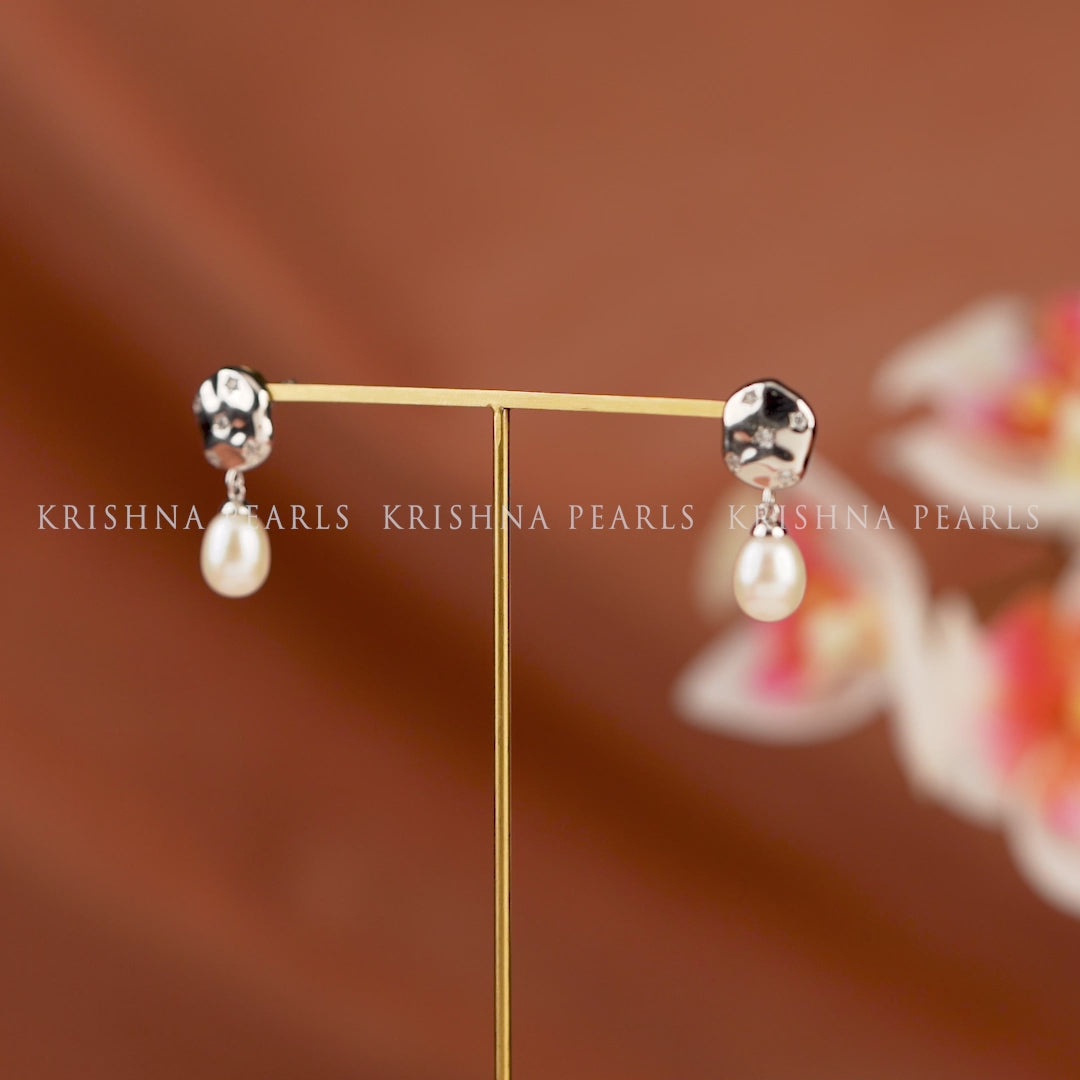 Silver stud with Hexagon classic pearl drop