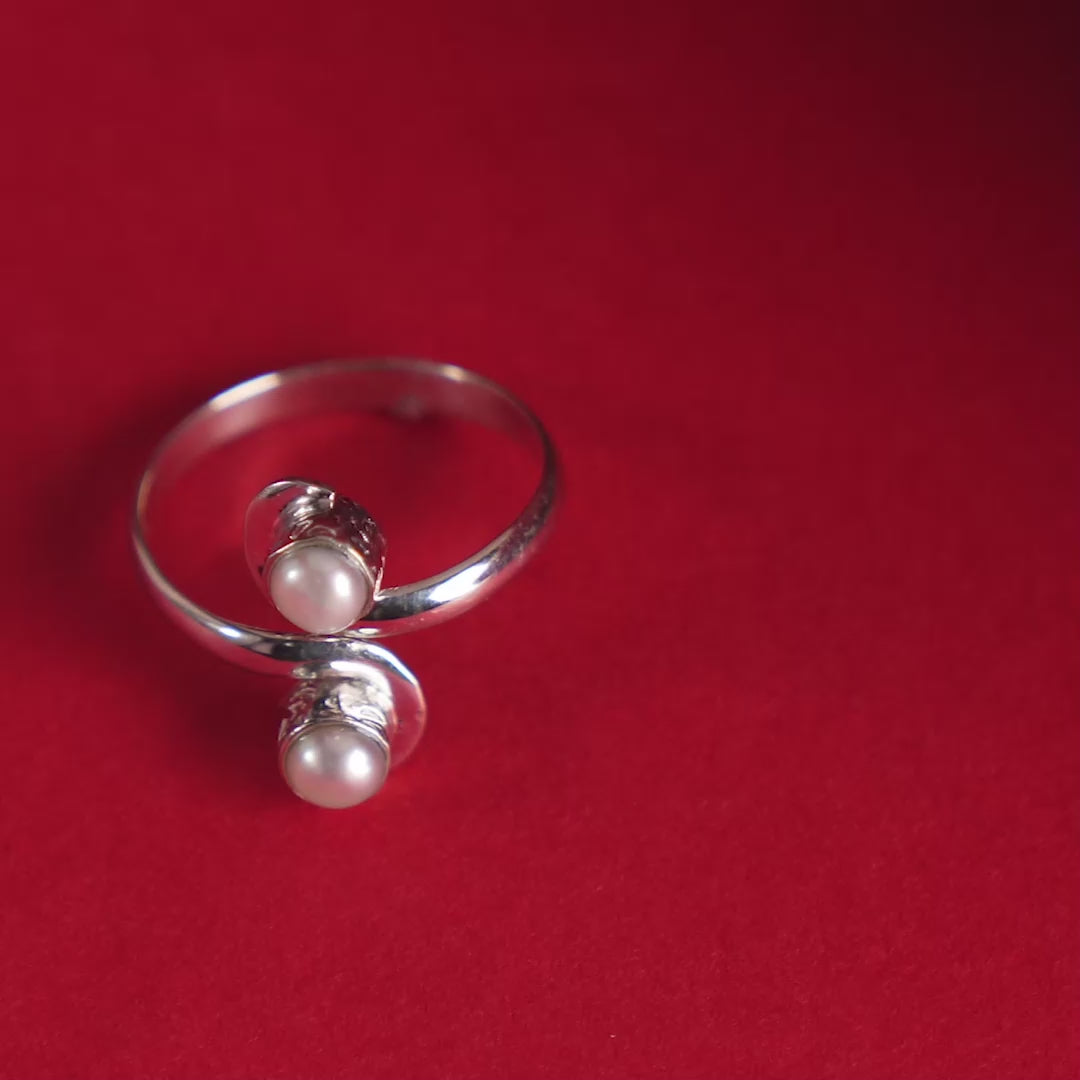 Double Curve (Open Pearl Ring)