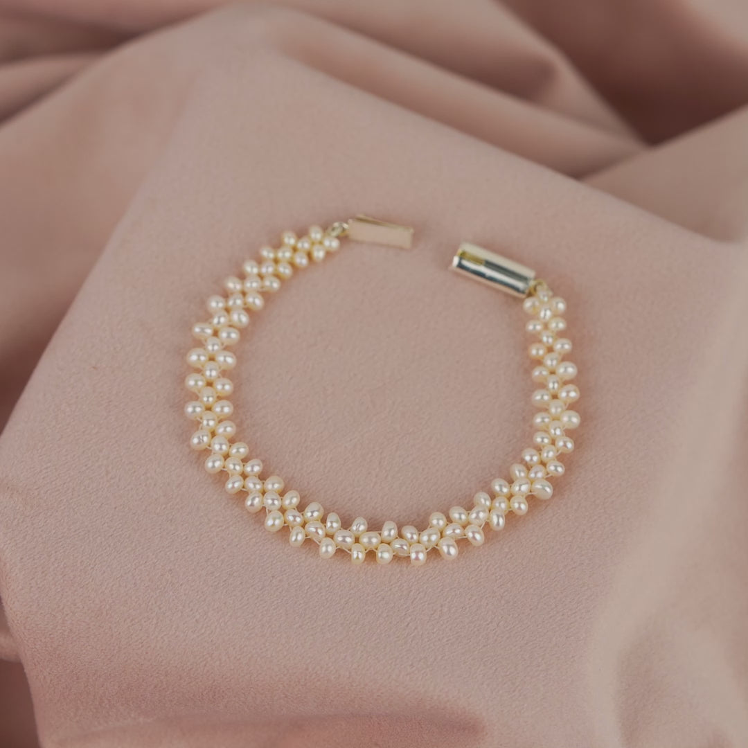 Jali Pattern Button Pearl Bracelet